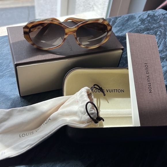 Louis Vuitton Sunglasses - Picture 9 of 9